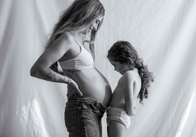 Sibling-Focused Maternity Photos